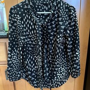 Dear Creatures Black and White Graphic Blouse w/bow tie. Size XS